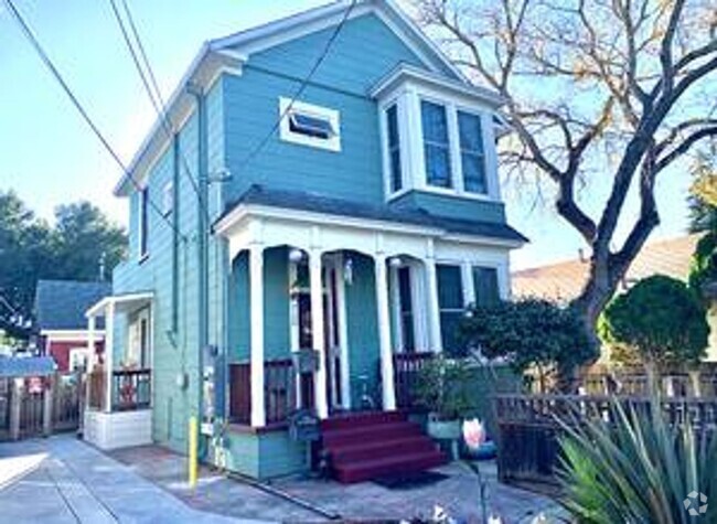 Building Photo - Updated Classic Victorian 3bd 2ba Close To... Rental