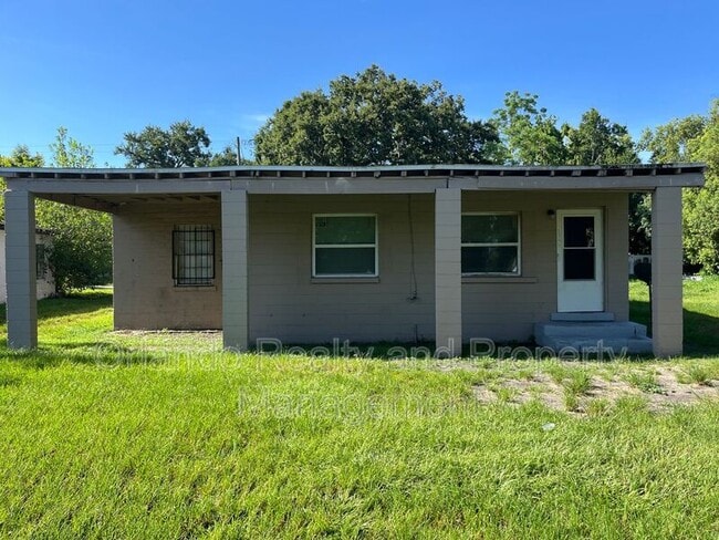 Photo - 1345 Winnifred St