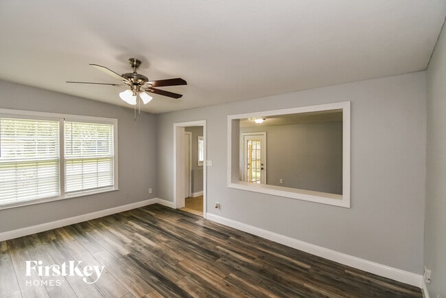 Photo - 1056 Busac Ave