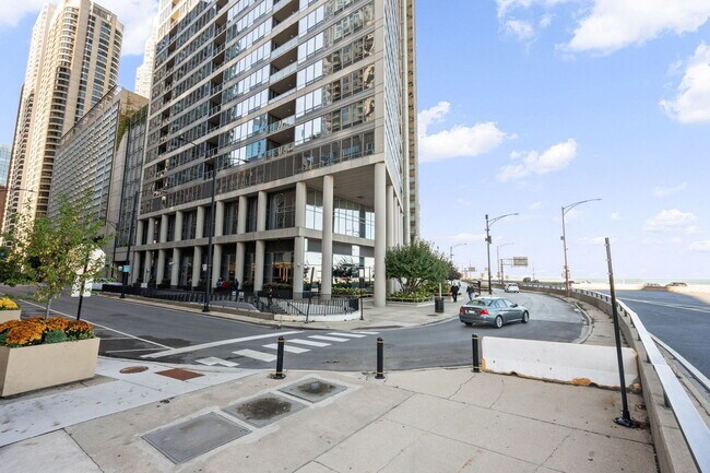 Building Photo - 600 N Lake Shore Dr Unit 3701