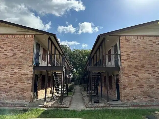 Building Photo - 525 Laurel St