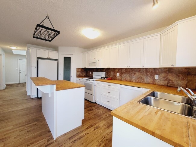 Photo - 163 Cote Crescent NW