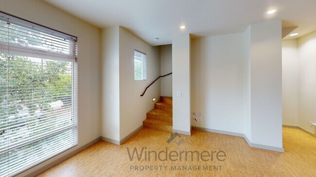 Photo - 261 W Sumach St