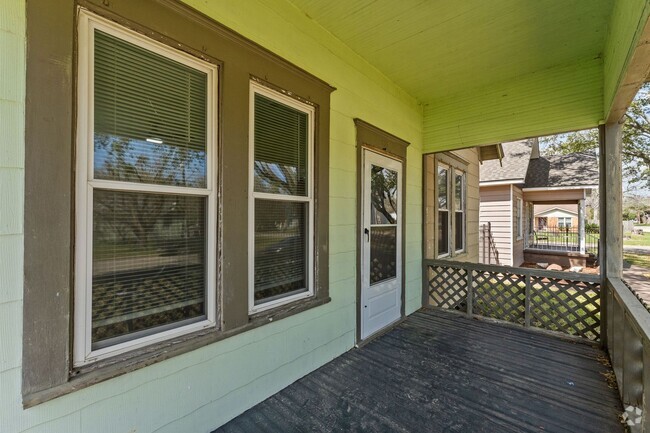 Building Photo - Cute 2/1 home with large living room, yard...