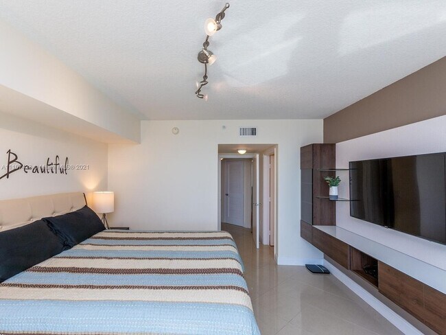 Building Photo - 16699 Collins Ave Unit 1709