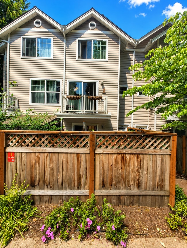 Building Photo - Beacon Hill Townhome