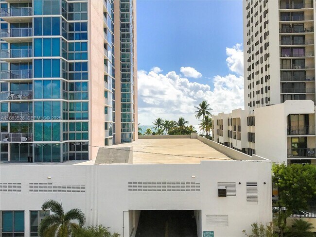 Building Photo - 2642 Collins Ave Unit 406