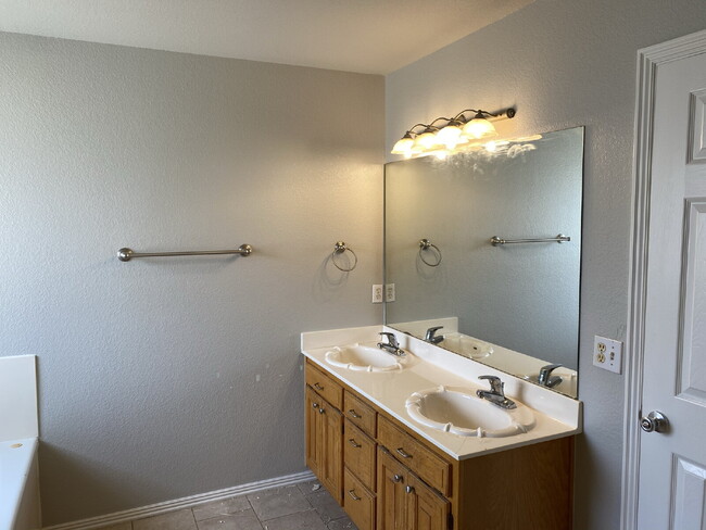 Photo - 4902 Hawthorne Way