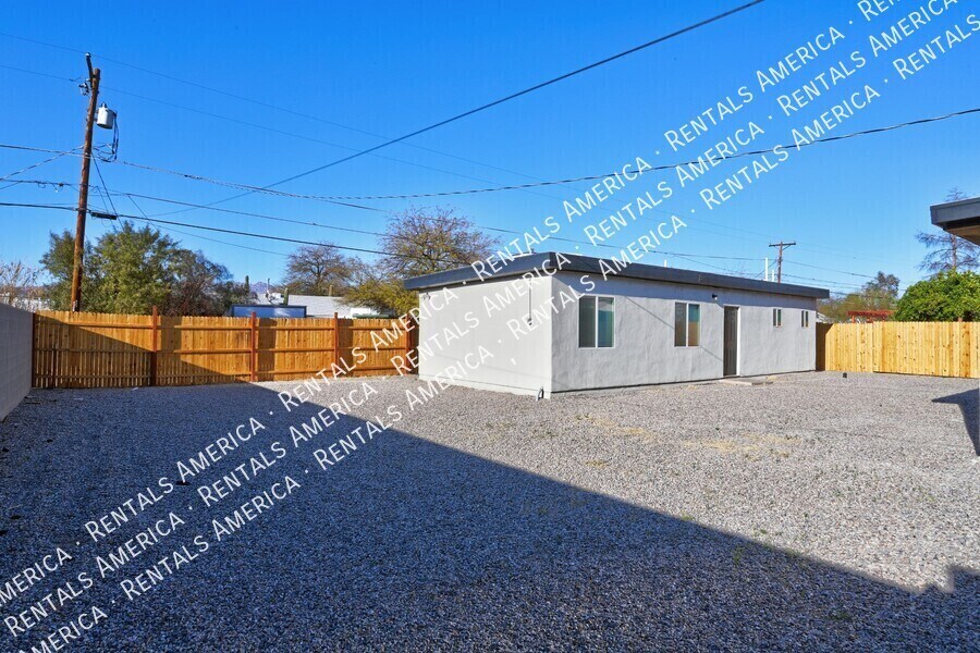 Photo - 4733 E 18th St