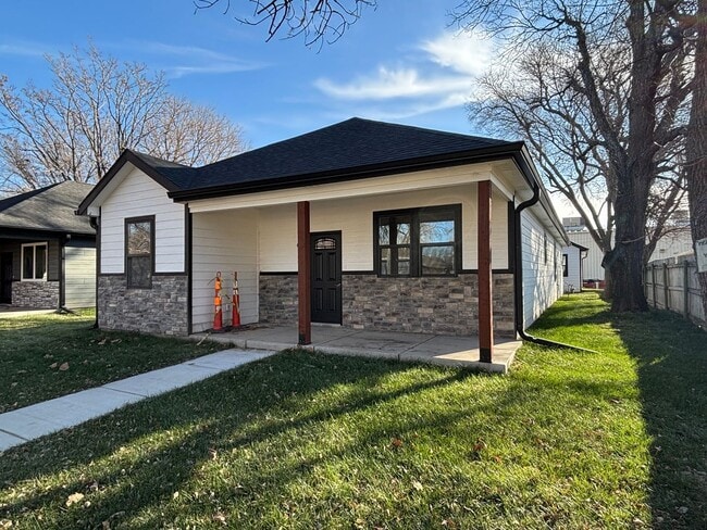 Photo - Stunning New Build in Central Manhattan! Available NOW!