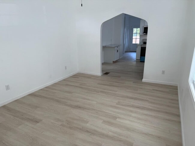 Photo - 705 E Riverside Dr