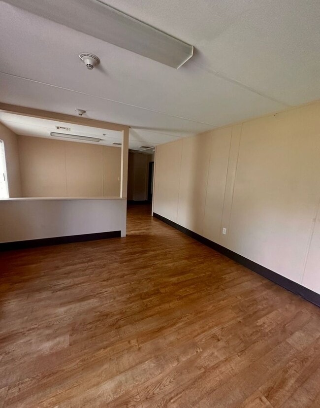 Building Photo - 4 Bed/2 Bath Home