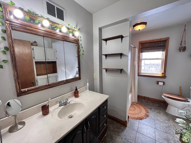 Baño completo en la planta principal - 221 7th Ave N