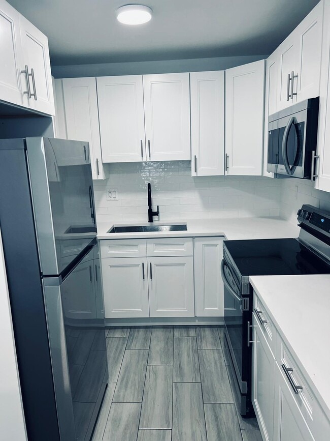 Building Photo - 930 N 14th Ct Unit Apt 6