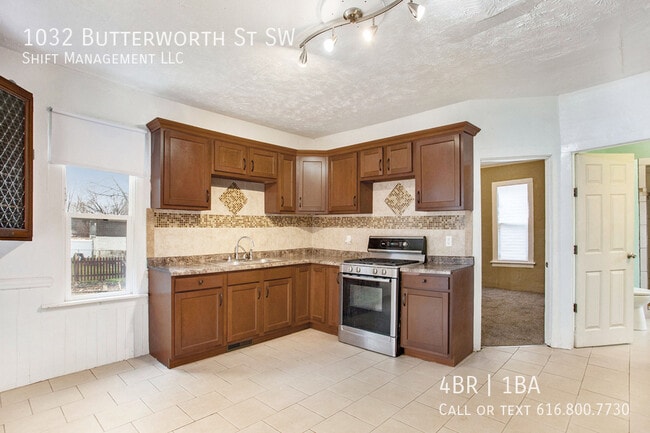 Photo - 1032 Butterworth St SW