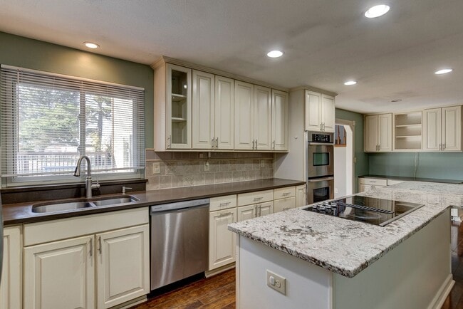 Building Photo - 3 Bed 3 Bath Home near West Beach
