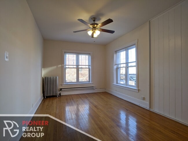 Building Photo - 949 W Cornelia Ave Unit 957-2A