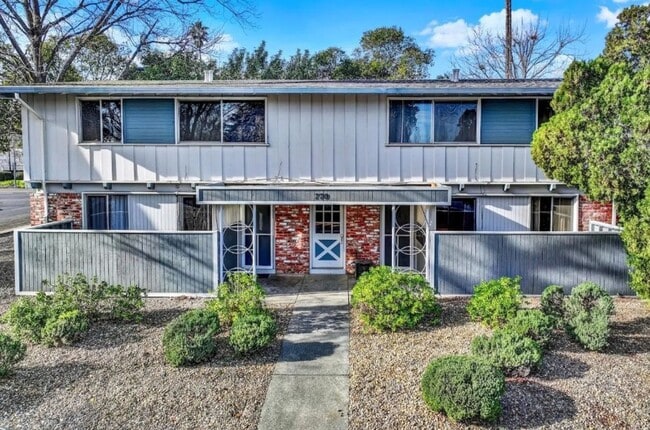 Building Photo - Adorable 2 bed 1 bath unit located in a 4 Plex close to Downtown Vacaville!!