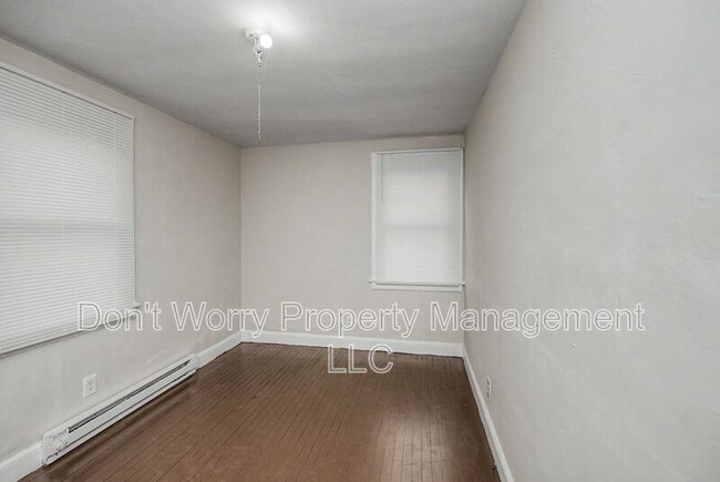 Photo - 402 Winston St