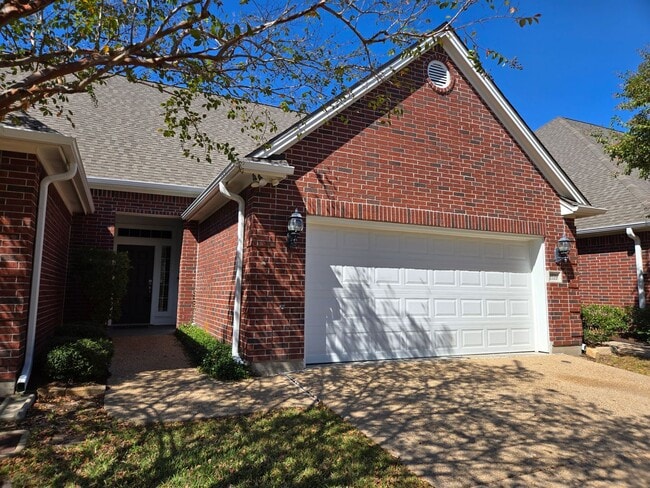 Building Photo - College Station -3 bedroom/ 2.5 bath - 2 s...