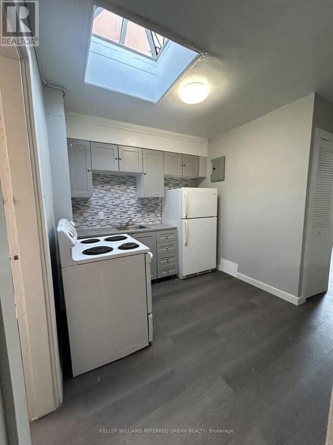 Photo - 10140 Yonge St