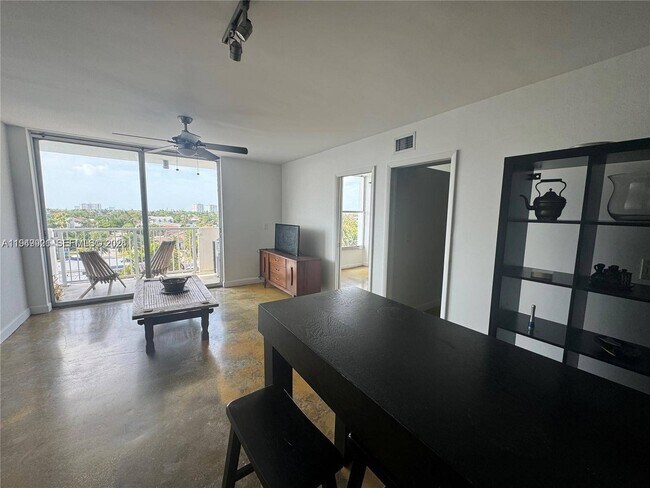 Photo - 2000 NE 135th St Unit 606
