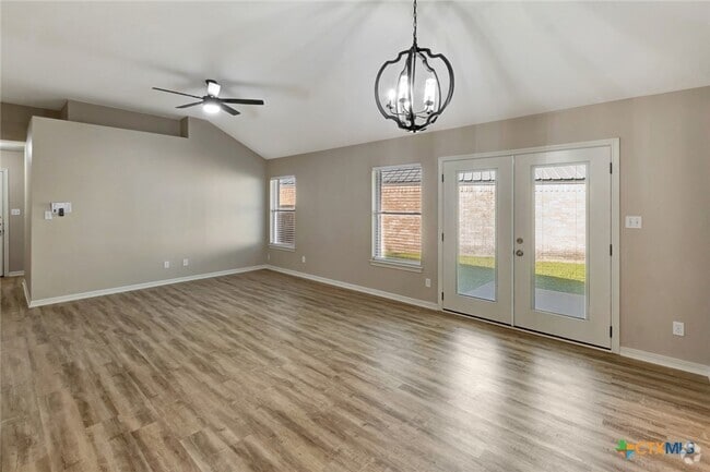 Building Photo - 515 Versailles St Rental