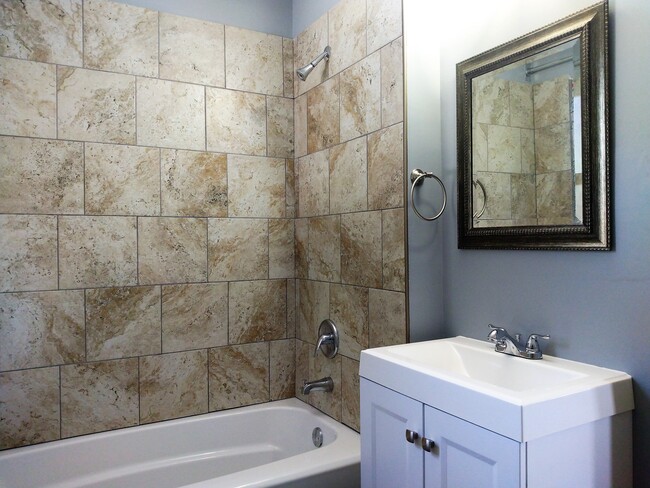 Bathroom with Porcelain Tile - 16 Clinton Ave Apartamentos Unidad 2