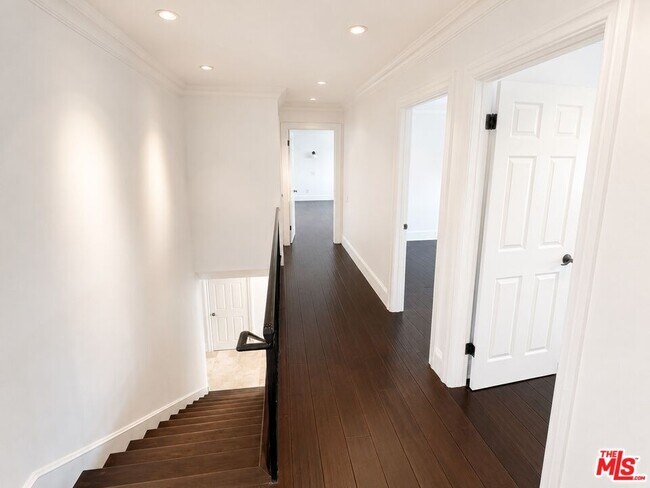 Photo - 18113 Bromley St