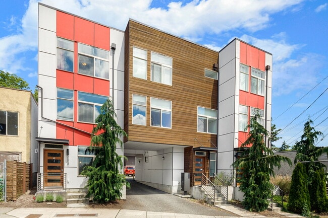 Building Photo - Spacious Judkins Park Townhouse- Parking-Lightrail