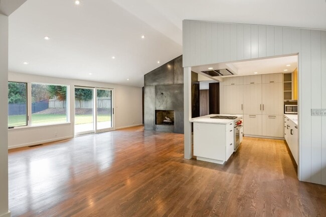 Photo - 3Bd/1.75Ba Shoreline Home