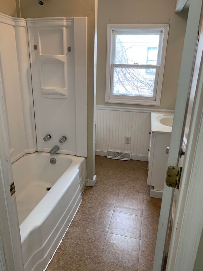 Photo - 527 W 21st St