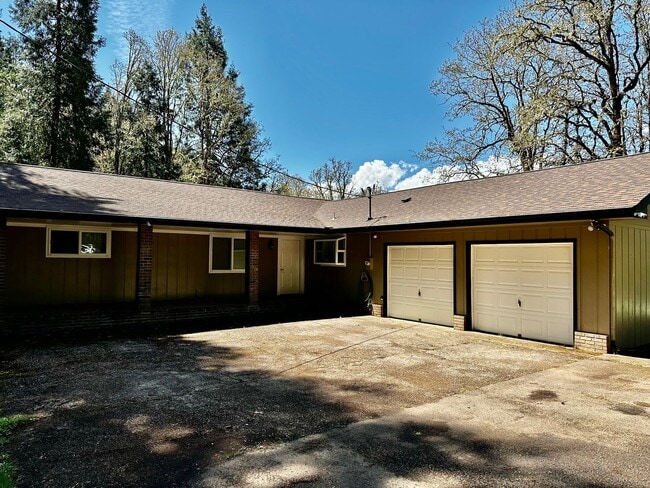 Building Photo - Amazing Country Home 4 bed, 2 bath with Ga...