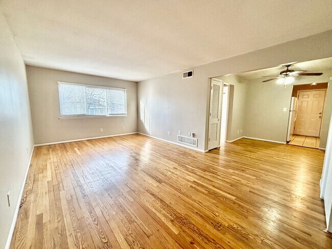 Photo - Charlotte Square - 3330-3368 Charlotte St. Unit 3344