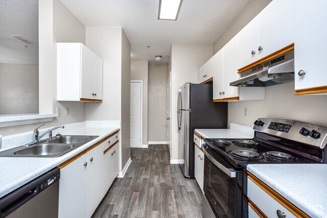 1BR, 1BA - 832SF - Kitchen - Regal Park
