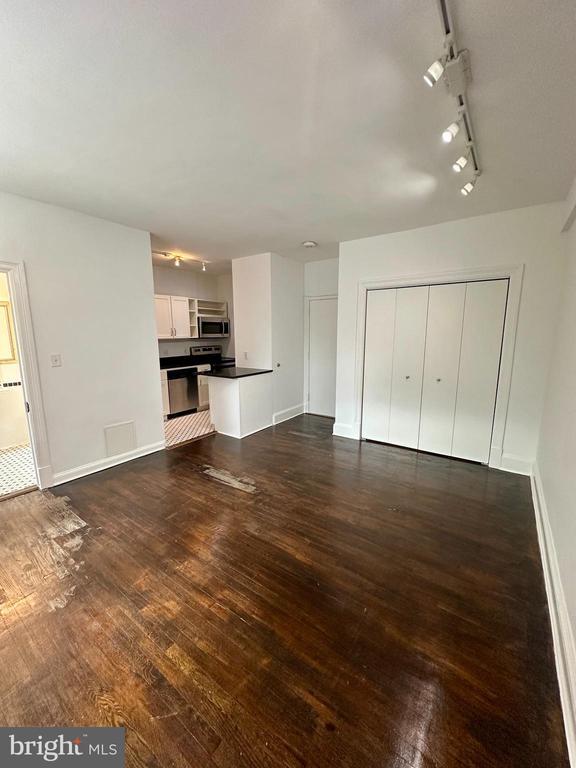 Building Photo - 1954 Columbia Rd NW Unit 408