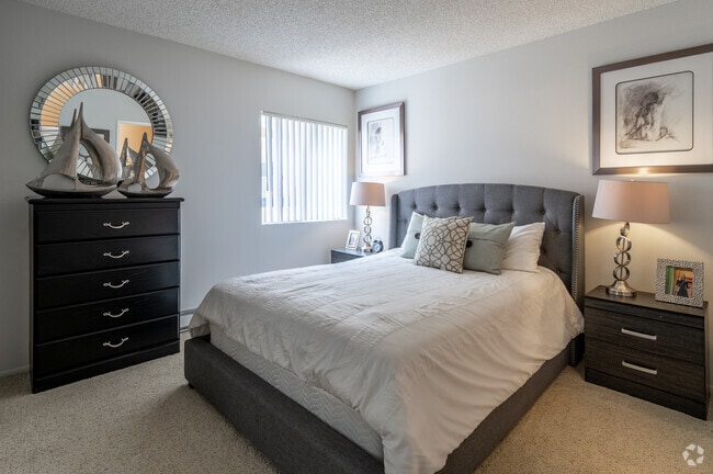 2BR, 2BA - 956SF