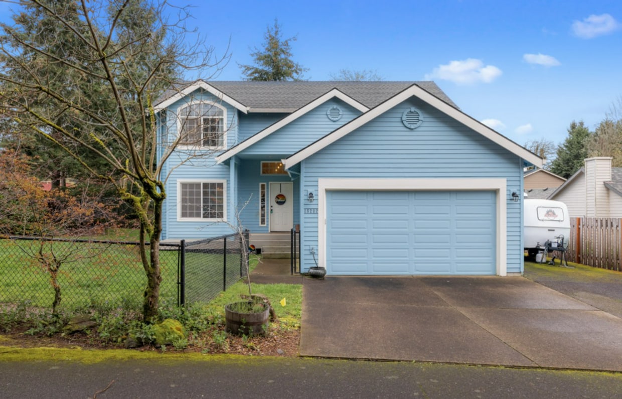 Corner Lot Charmer in Milwaukie with Forma... - Corner Lot Charmer in Milwaukie with Forma...