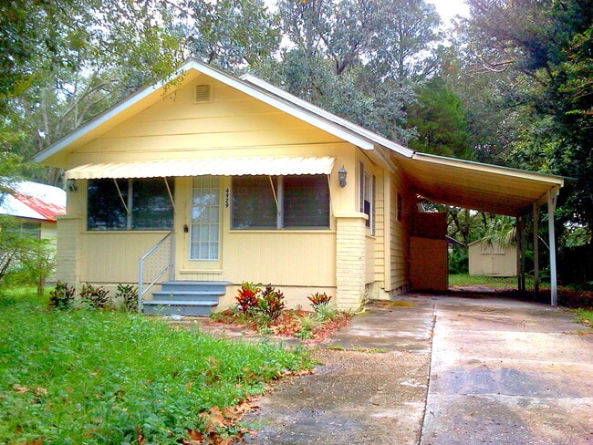 Building Photo - Cute 2BR/1BA Home w/Carport, Sun Room, Large Backyard, & Detached Utility Shed