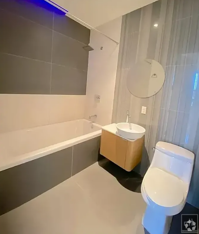 Building Photo - Luxurious 2 bedroom/1 Bathroom apt w/priva... Unit 2N