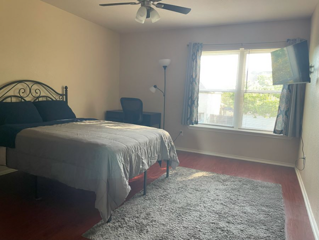 Photo - 1700 Balsam Way House