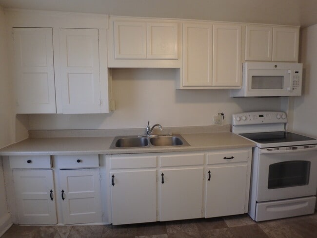 Building Photo - 600 Broad St Unit 2 Rental