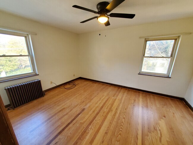 Bedroom - 3358 boudinot ave Unit 4