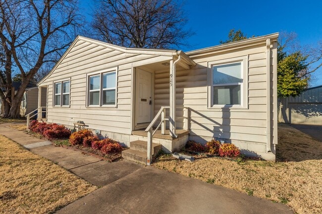 Building Photo - Beautiful Brookside duplex unit - NO PETS
