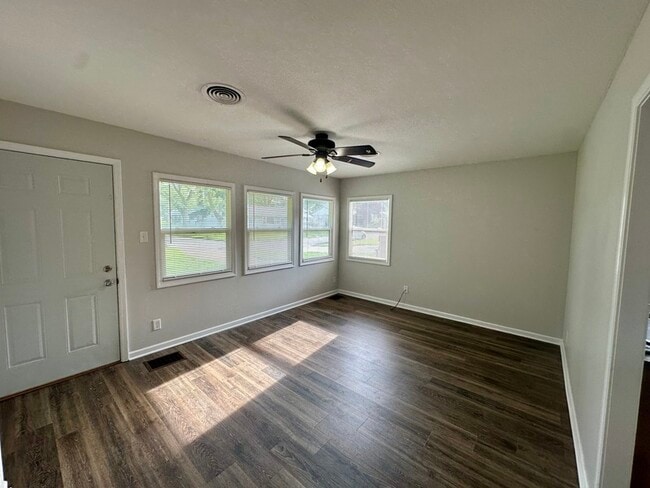 Photo - 1719 Keith Dr NE