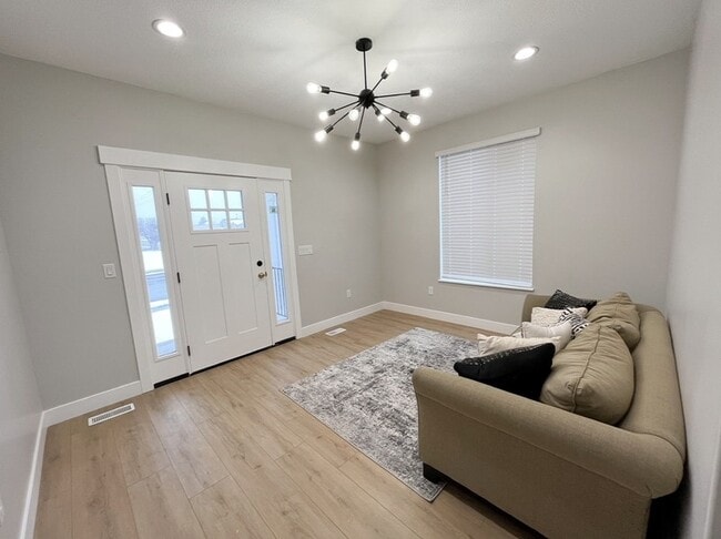 Photo - 1015 W 200 N