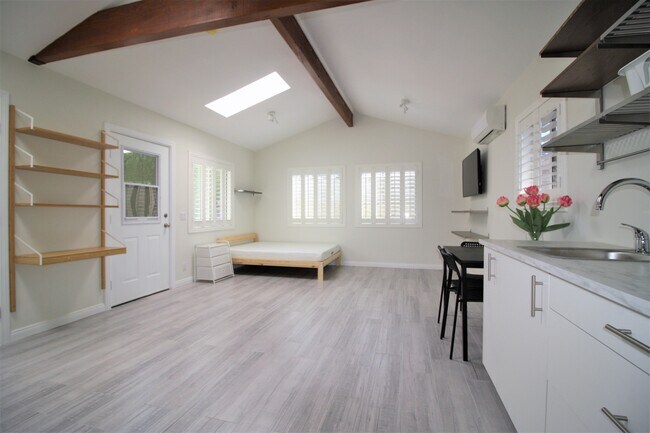 Photo - 308 N Mission Dr