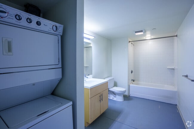 1BR, 1BA - 763SF - Bathroom - Atlas Lofts