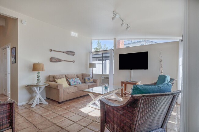 Photo - 207 Rossmore- MFR Unit 1