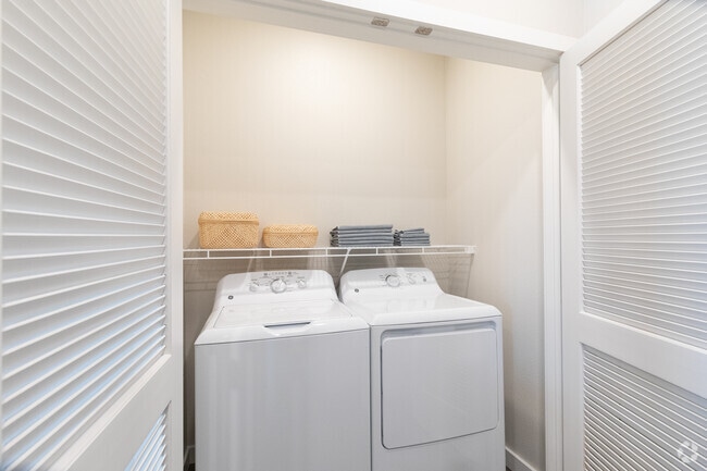 2 BR, 2 BA - 1046 SF